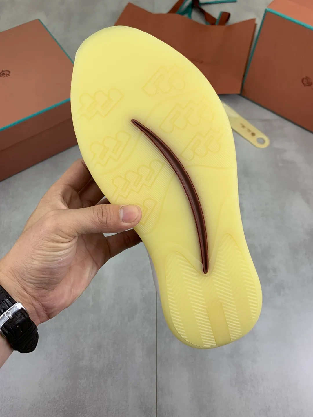 Men's Men's Shoes 💰P620 New 💰High Quality Latest Casual Shoes Loro Piana 💯Top Authentic Grade💯Buy the original 1:1 copy💯 Founded the existing Loro Piana company on April 24, 1924. It is now the sixth generation of family business, providing top quality products to customers who are discerning about taste and quality. Imported original fly woven fabric with cowhide fabric, plain calfskin lining, hand-stitched thread with cowhide feet, original packaging, code number: 38-44 (customized for 45 and 46), seven colors available